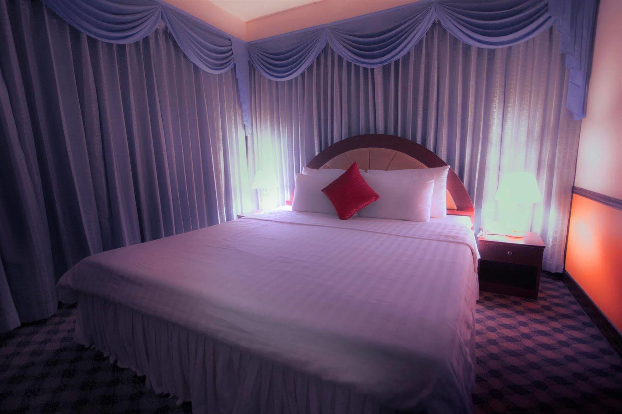 Hotel 71 Дака Екстериор снимка